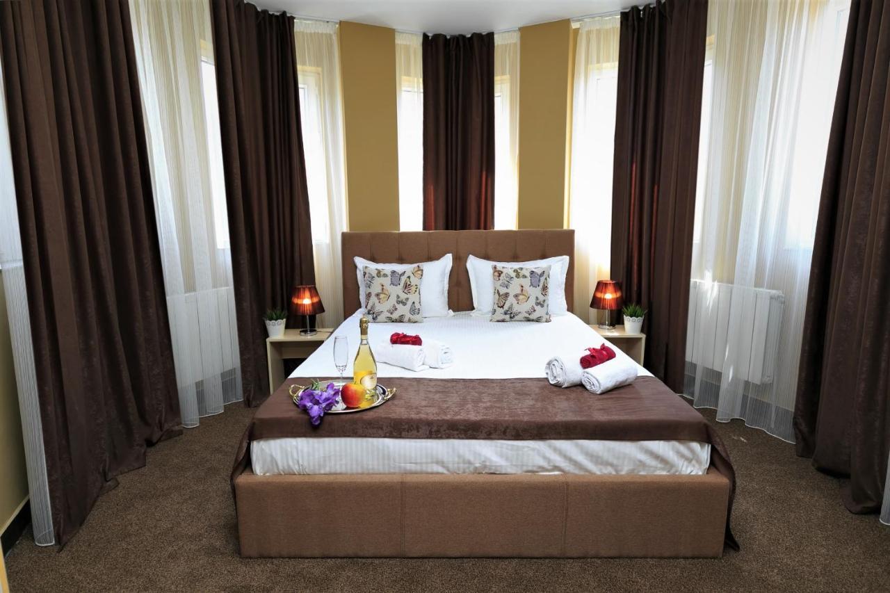Hotel The White House 2*